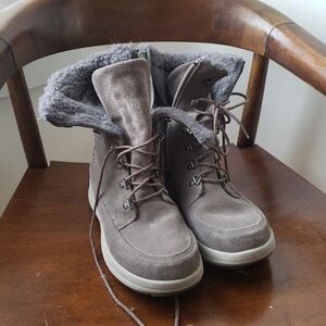 Clarks Women's Gray Fur-Lined Lace-Up Boots